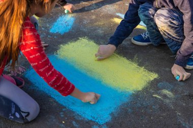 Çocuklar Ukrayna bayrağını çekerler. Seçici odak.