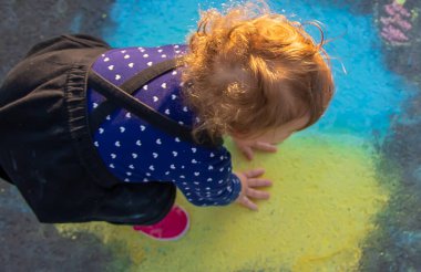 Çocuklar Ukrayna bayrağını çekerler. Seçici odak.