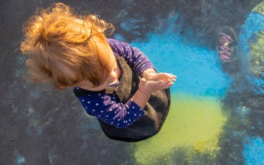 Çocuklar Ukrayna bayrağını çekerler. Seçici odak.