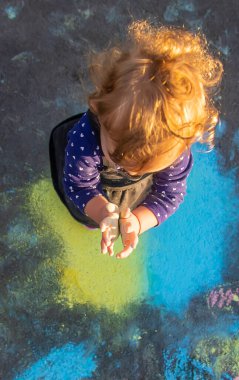 Çocuklar Ukrayna bayrağını çekerler. Seçici odak.