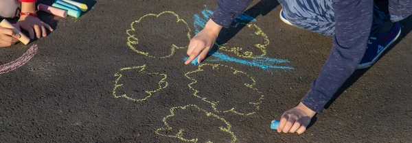 子供たちは歩道にチョークで描く。選択的焦点. — ストック写真