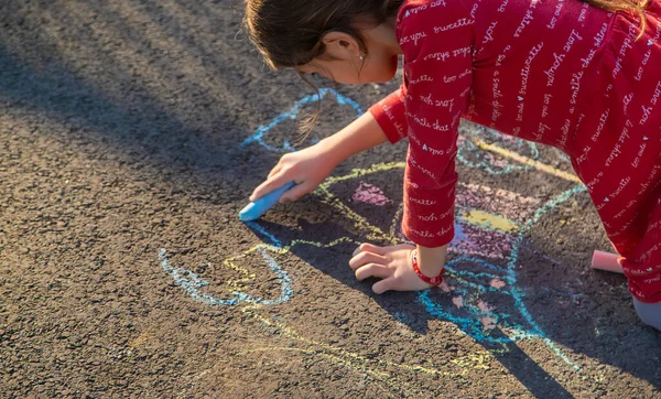 Anak-anak menggambar rumah dengan kapur di trotoar. Fokus selektif. — Stok Foto