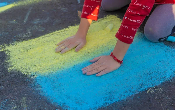 Children draw the flag of Ukraine. Selective focus. — Stockfoto