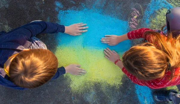 Çocuklar Ukrayna bayrağını çekerler. Seçici odak.