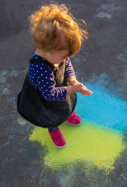 Çocuklar Ukrayna bayrağını çekerler. Seçici odak.