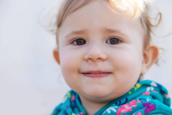 Baby plays snot in the street with a cold nose. Selective focus. —  Fotos de Stock