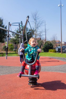 Çocuklar oyun alanında oynarlar. Seçici odaklanma. Çocuklar.