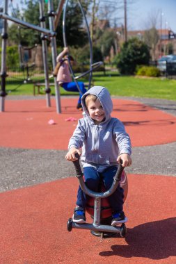 Çocuklar oyun alanında oynarlar. Seçici odaklanma. Çocuklar.