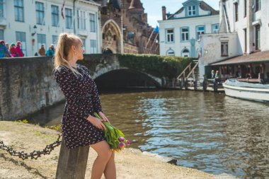 Bruges Belçika - 23 Nisan 2022 Çiçekli Kız. Seçici odaklanma. Doğa.