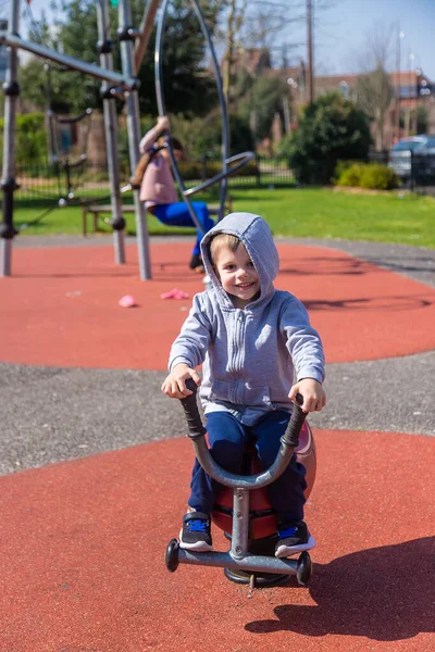 Çocuklar oyun alanında oynarlar. Seçici odaklanma. Çocuklar.