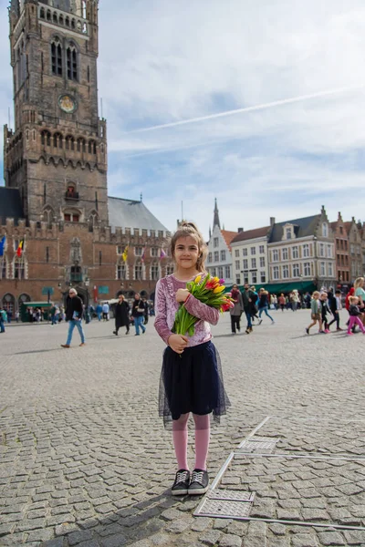 Bruges Belgique Avril 2022 Enfant Avec Bouquet Tulipes Concentration Sélective — Photo