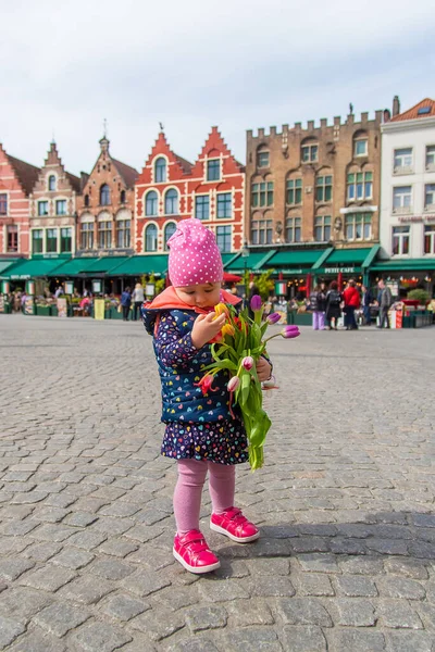 Bruges Belgique Avril 2022 Enfant Avec Bouquet Tulipes Concentration Sélective — Photo