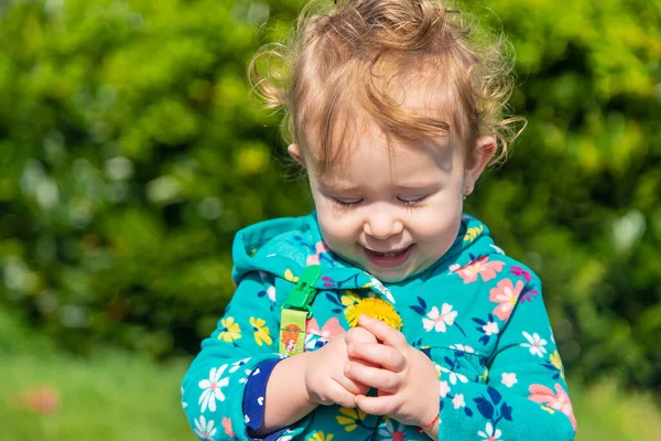 赤ん坊は春に花を嗅ぐ 選択的フォーカス — ストック写真