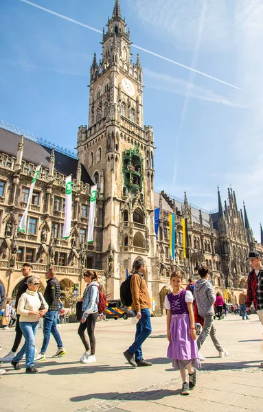 Münih Almanya - 15 Nisan 2022, insanlar yürüyüşe çıktı. Seçici odaklanma. Doğa.