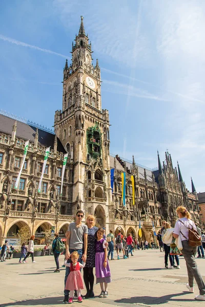 Münih Almanya - 15 Nisan 2022, insanlar yürüyüşe çıktı. Seçici odaklanma. Doğa.