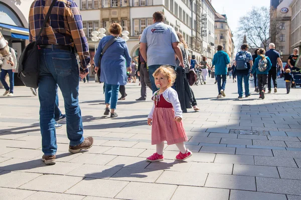 Munich Germany April 2022 People Walk Selective Focus Nature — ストック写真