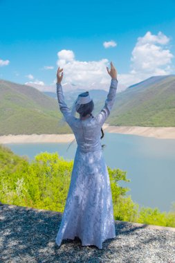Ulusal giyinmiş Gürcü bir kadın. Seçici odaklanma. İnsanlar.