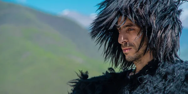 Hombre Georgiano Con Sombrero Fondo Las Montañas Cielo Enfoque Selectivo —  Fotos de Stock