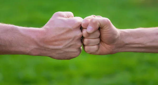 Fäuste Von Männern Bei Einem Treffen Park Selektiver Fokus Menschen — Stockfoto