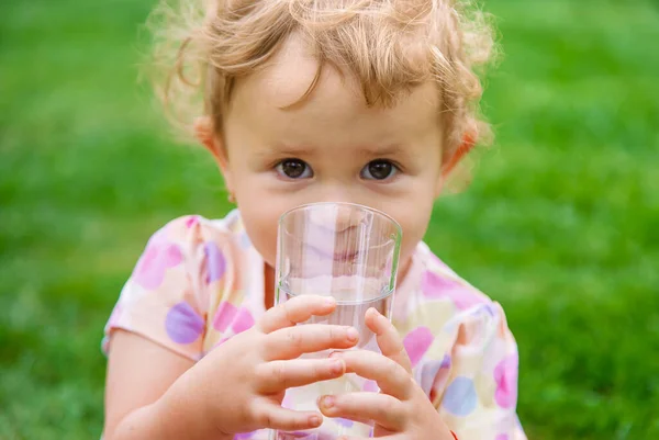 Barnet Dricker Vatten Ett Glas Selektivt Fokus Barn — Stockfoto