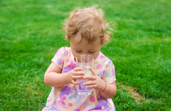 Bebé Bebe Agua Vaso Enfoque Selectivo Niño — Foto de Stock