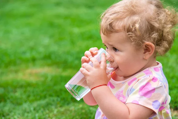 Baby Trinkt Wasser Aus Einem Glas Selektiver Fokus Kind — Stockfoto