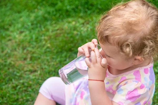 Baby Trinkt Wasser Aus Einem Glas Selektiver Fokus Kind — Stockfoto