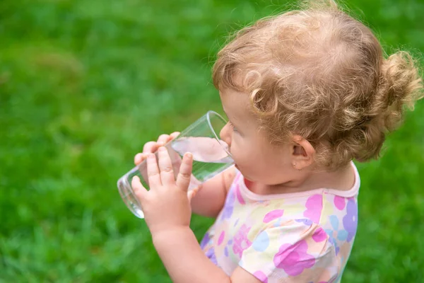 Μωρό Πίνει Νερό Από Ένα Ποτήρι Επιλεκτική Εστίαση Παιδί — Φωτογραφία Αρχείου