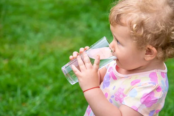 Дитина Воду Склянки Вибірковий Фокус Дитячі — стокове фото