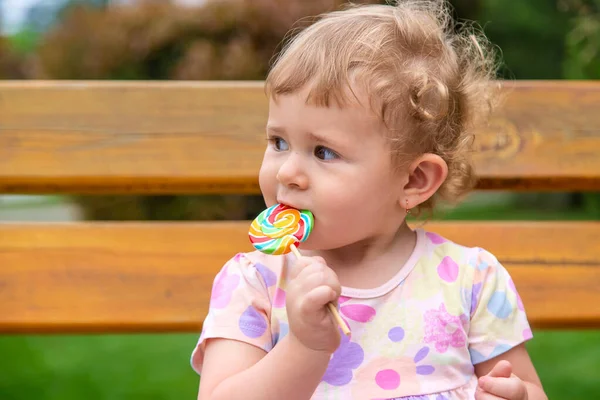 Baby Isst Einen Lutscher Park Selektiver Fokus Kind — Stockfoto