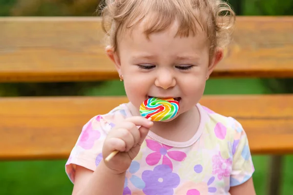Μωρό Τρώει Ένα Γλειφιτζούρι Στο Πάρκο Επιλεκτική Εστίαση Παιδί — Φωτογραφία Αρχείου