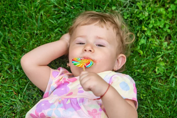 Baby Eet Een Lolly Het Park Selectieve Focus Kind — Stockfoto