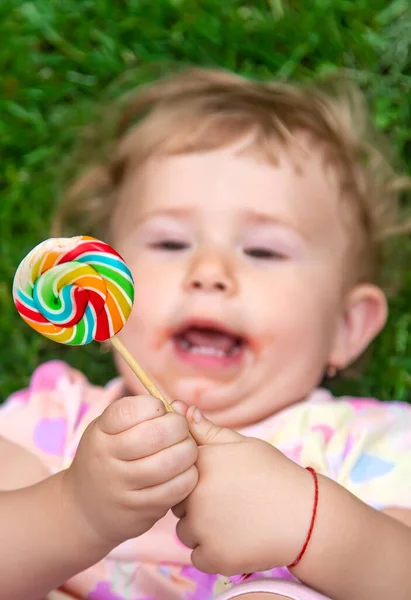 Baby Isst Einen Lutscher Park Selektiver Fokus Kind — Stockfoto