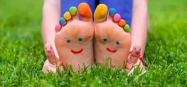 Stopy Dziecka Trawie Malowanym Uśmiechem Skup Się Selekcji Dzieciaku — Zdjęcie stockowe