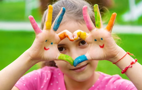 描かれた感情を持つ子供の手 選択的焦点 — ストック写真