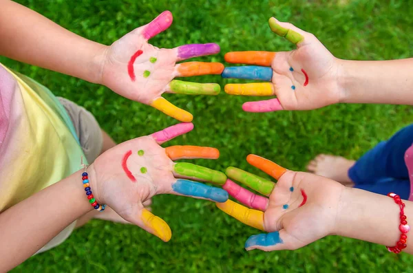 Hände Eines Kindes Mit Einem Gezeichneten Emoticon Selektiver Fokus — Stockfoto