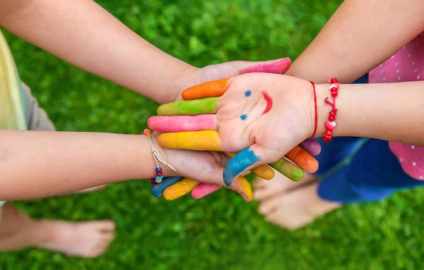Hände Eines Kindes Mit Einem Gezeichneten Emoticon Selektiver Fokus — Stockfoto