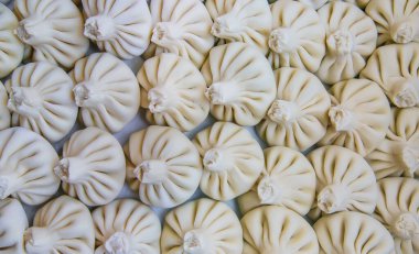 Mutfak masasında çiğ khinkali. Seçici odaklanma. Yiyecek..