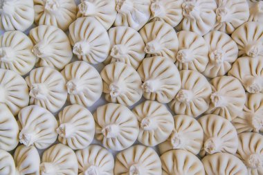 Mutfak masasında çiğ khinkali. Seçici odaklanma. Yiyecek..