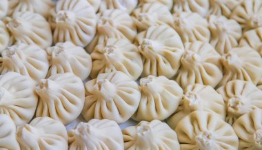 Mutfak masasında çiğ khinkali. Seçici odaklanma. Yiyecek..