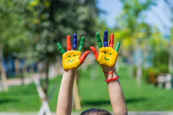 Hände Eines Kindes Mit Einem Gemalten Lächeln Selektiver Fokus Hände — Stockfoto
