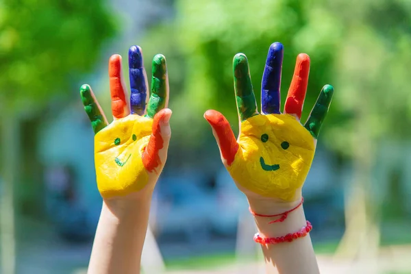 Hände Eines Kindes Mit Einem Gemalten Lächeln Selektiver Fokus Hände — Stockfoto