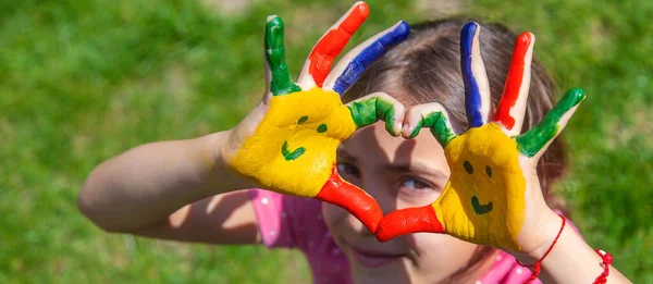 絵に描いた笑顔の子供の手 選択的フォーカス 子供よ — ストック写真