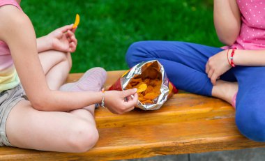 Çocuklar arkadaşlarının parkında cips yerler. Seçici odaklanma. Çocuklar.