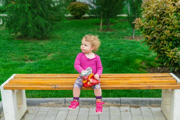 子供は公園でチップを食べる 選択的フォーカス キッド — ストック写真
