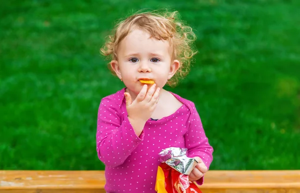 Child Eats Chips Park Selective Focus Kid — Stock Photo, Image