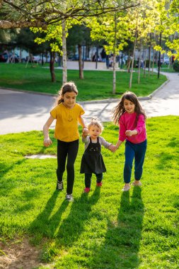 Çocuklar bir arkadaşının dosyasında birlikte yürürler. Seçici odaklanma. Çocuklar.