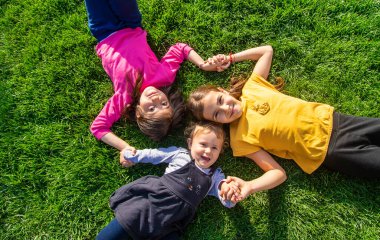 Çocuklar bir arkadaşının dosyasında birlikte yürürler. Seçici odaklanma. Çocuklar.