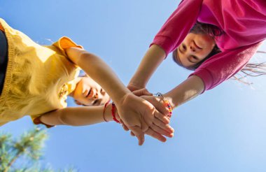 Çocuklar el ele yürür. Seçici odaklanma. Çocuklar.