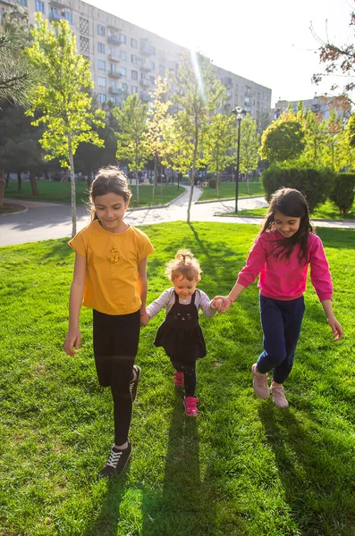 Bambini Camminano Insieme Nella Cartella Amico Concentrazione Selettiva Bambini — Foto Stock